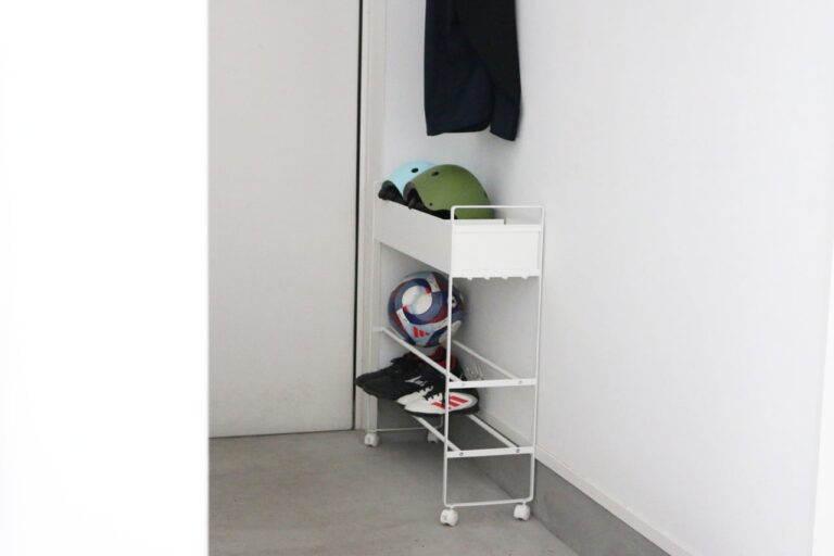 トレシュー、スパイク、ボールにヘルメット