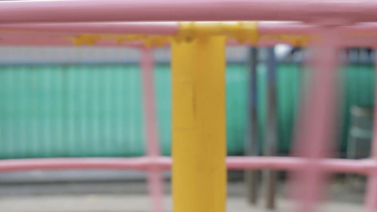 ピンクの手すりと黄色い柱の公園